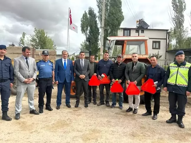 Traktör sürücülerine reflektör takma programı düzenlendi
