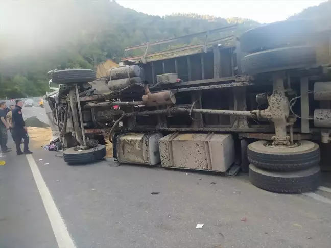 Zonguldak'ta Kepek Yüklü Kamyon Devrildi: 2 Yaralı