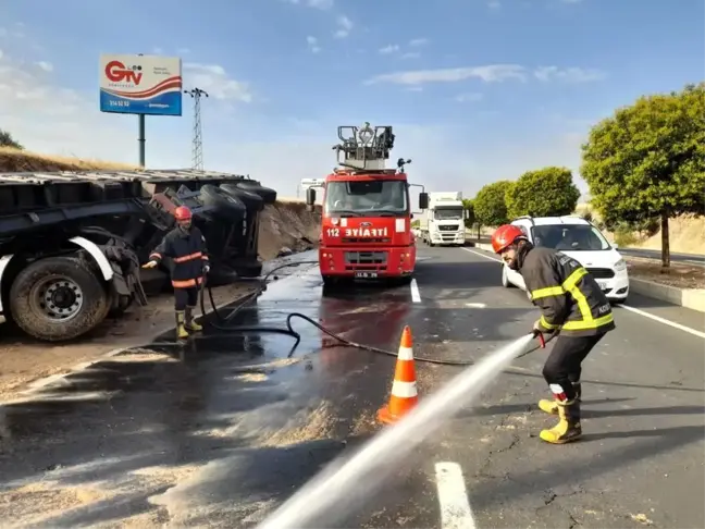 Şanlıurfa'da tır devrildi, sürücü yaralandı