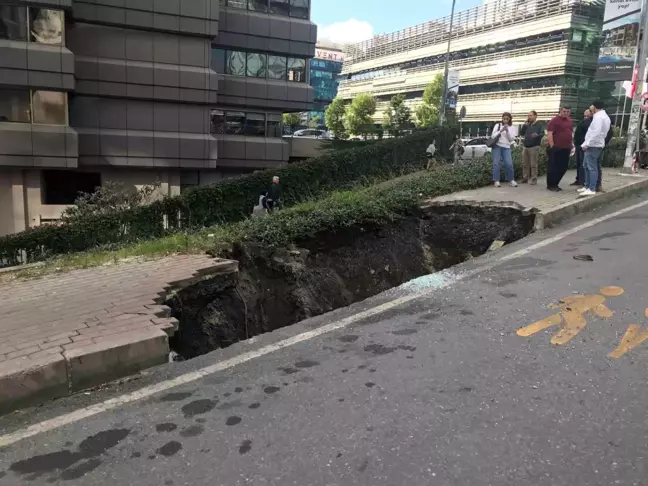 Şişli'de Kaldırım Çöktü, Bir Kişi Çukura Düştü