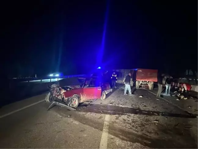 Balıkesir'de otomobil-traktör çarpışması: 3 yaralı