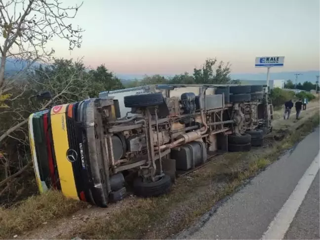 Orhangazi'de kamyon devrildi: Sürücü yaralandı
