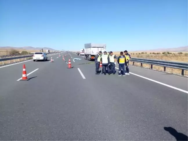 Ankara-Niğde Otoyolunda TIR'dan İnen Kişi Araç Çarpması Sonucu Hayatını Kaybetti