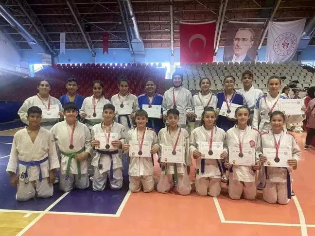 Salihli Judocuları Ali Atmaca Judo Turnuvası'ndan 15 Madalya İle Döndü
