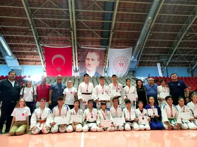 Yunusemreli judocular Ali Atmaca'yı 19 madalya ile andı