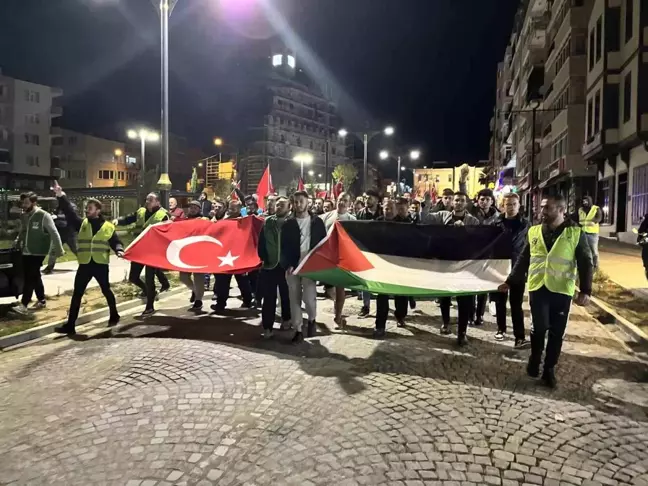 Sinop'ta İsrail'i Protesto Eden Vatandaşlar Sokaklara Döküldü