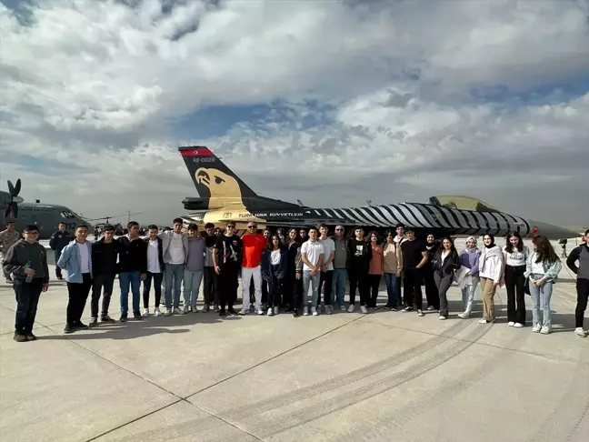 Konya'da Cahit Zarifoğlu Anadolu Lisesi öğrencilerine jet üssü gezisi düzenlendi