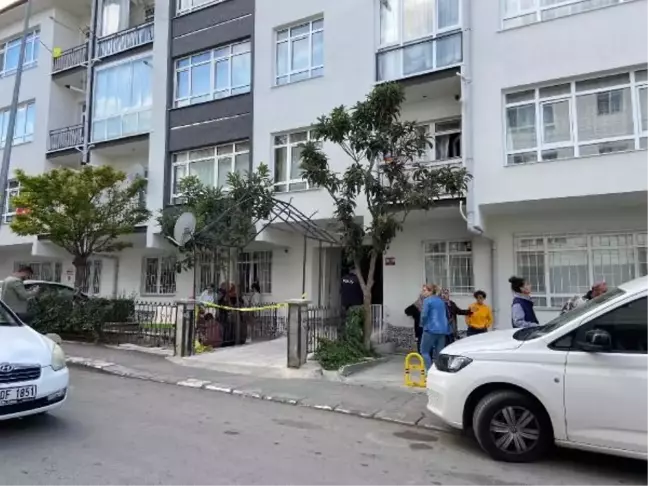 Psikolojik sorunları olan adam eşini tülbentle boğarak öldürdü