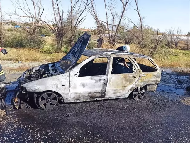 Aksaray'da seyir halindeyken alev alan otomobilin sürücüsü yaralandı