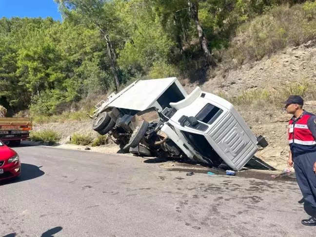 Alanya'da çöp kamyonu devrildi, 1 kişi hayatını kaybetti