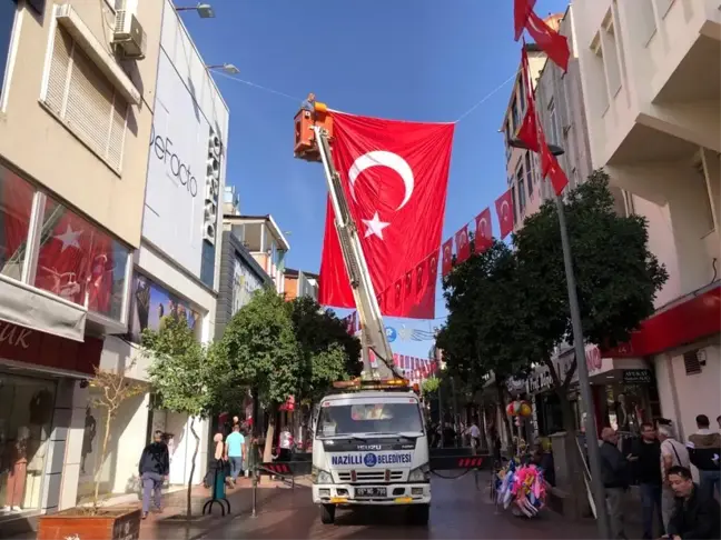 Nazilli Belediyesi Şehri Türk Bayraklarıyla Donattı