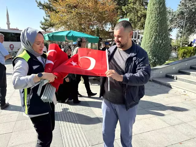 Çorum Belediyesi, Cumhuriyet Bayramı'nda vatandaşlara bayrak hediye etti