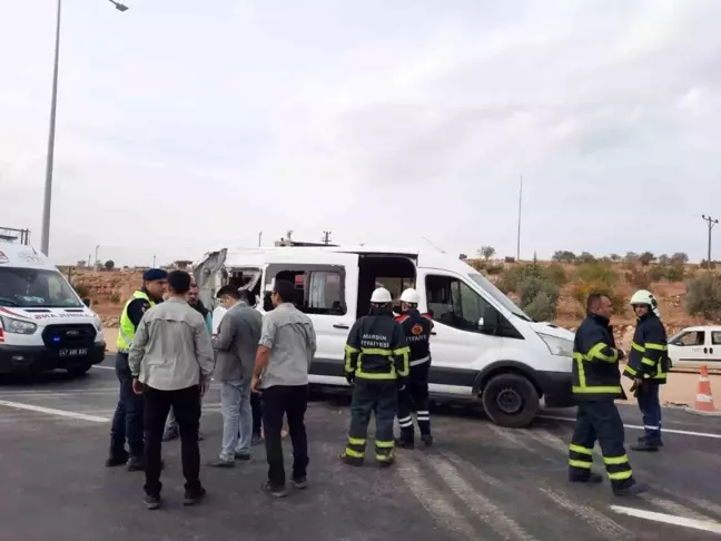 Mardin'de minibüs ile kamyon çarpıştı: 3 yaralı