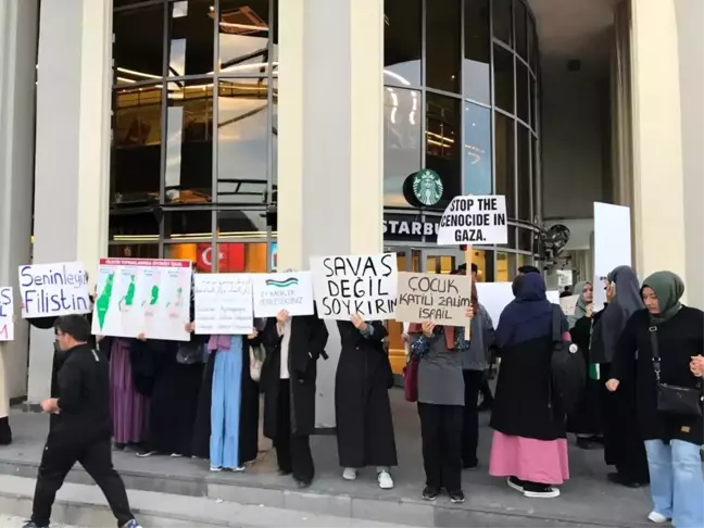 Genç kızlar İsrail'in Gazze'ye yönelik katliamlarını protesto etti