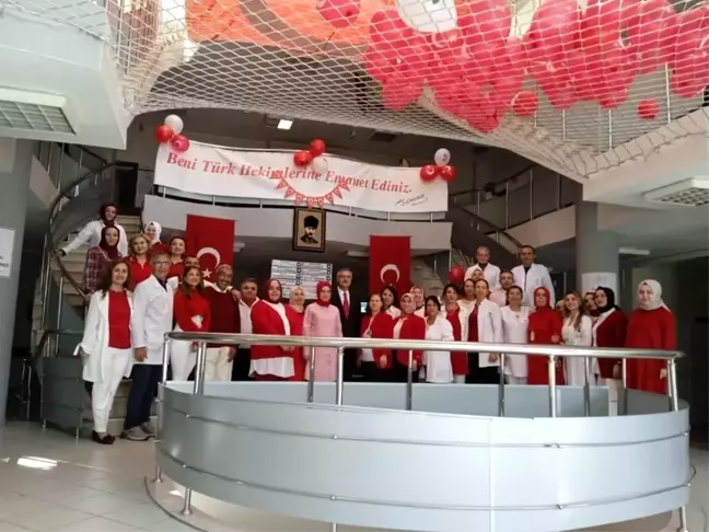 Kayseri'de sağlık çalışanları Cumhuriyet'in 100 yılında Aile Sağlık Merkezi'ni kırmızı beyaza bürüdü