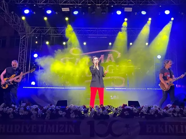 Fatma Turgut, Cumhuriyetin 100. yılı kutlamaları kapsamında Söke'de konser verdi