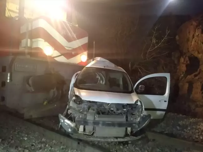 Malatya'da yük treni hafif ticari araca çarptı, sürücü yaralandı