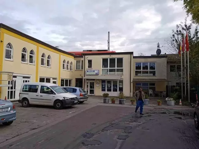 Almanya'da Camilere Irkçı Tehditler İçeren Paketler Gönderildi