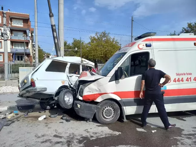 Manisa'da ambulansla otomobil çarpıştı: 2 yaralı