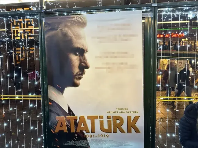 İsveç'te Atatürk Filmine PKK/YPG Yandaşlarından Hakaret İçeren Afişler