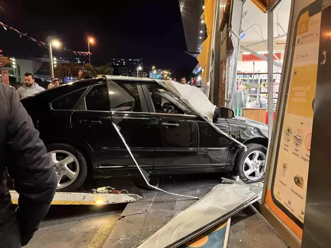 Avcılar'da Kontrolden Çıkan Otomobil Migros'a Daldı