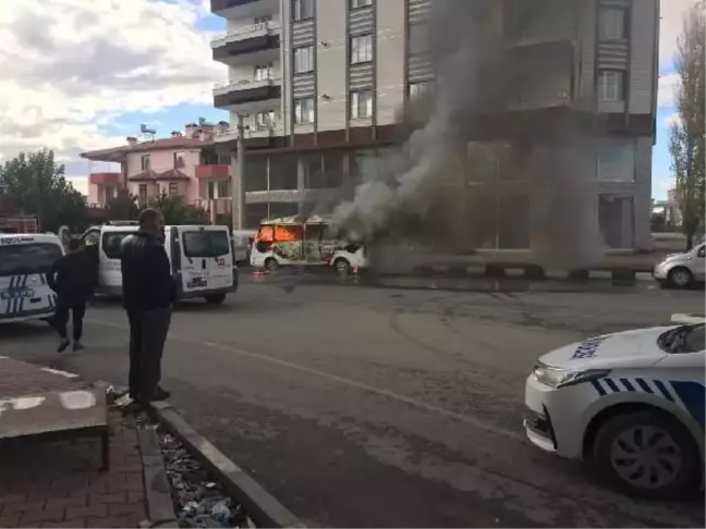 Iğdır'da Elektrik Kontağından Çıkan Yangında Minibüs Kullanılamaz Hale Geldi