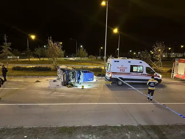 Erzurum'da Refüje Çarparak Devrilen Araçta Bir Kişi Öldü, 7 Kişi Yaralandı