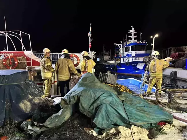 Beylikdüzü'nde Balıkçı Teknesinde Yangın Çıktı