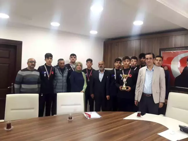 Bozyazı Anadolu Lisesi Voleybol Takımı Kaymakamı Tarafından Kabul Edildi