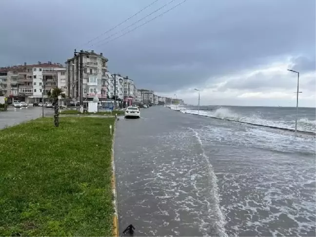 Yalova'da Şiddetli Yağış ve Fırtına Sonrası Deniz Taştı