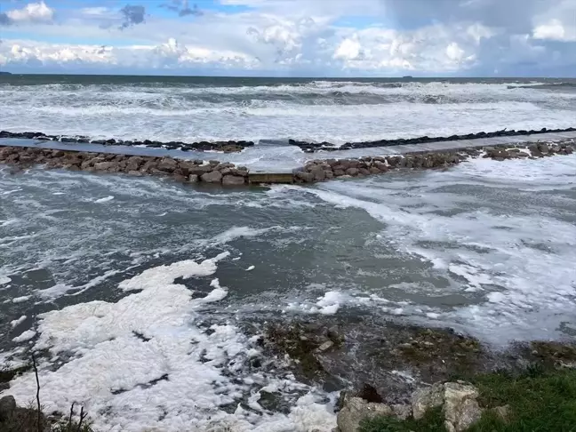 Sinop'ta Şiddetli Fırtına Denizi Köpükle Kapladı