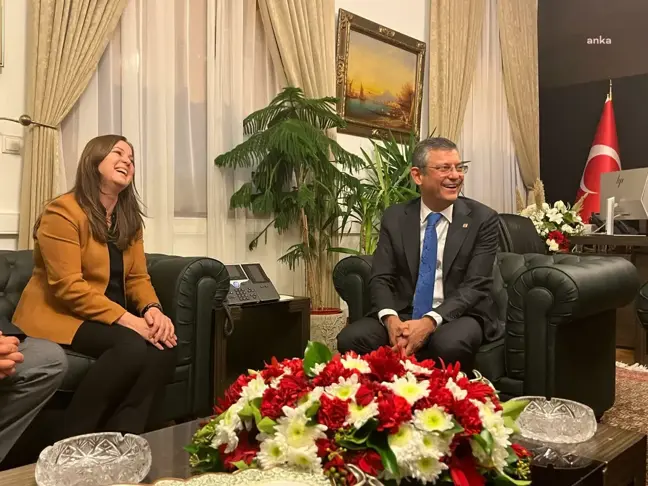 Balçova Belediye Başkanı Fatma Çalkaya, CHP Genel Başkanı Özgür Özel'i makamında ziyaret etti