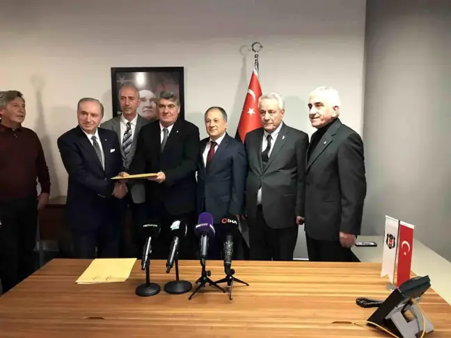Beşiktaş Başkan Adayı Serdal Adalı, yönetim kurulu listesini divan kuruluna teslim etti
