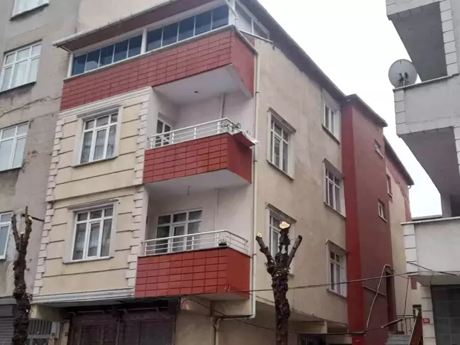 İstanbul'da 5.1 büyüklüğündeki depremde Küçükçekmece'de bir binada hasar oluştu