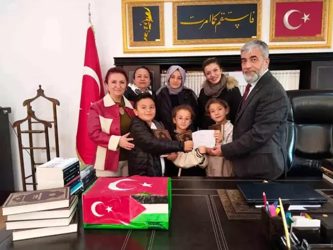 Mersin'deki İlkokul Öğrencileri Filistin İçin Bağış Kampanyası Düzenledi