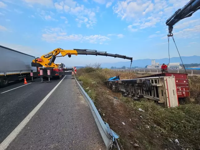 Aydın'ın Köşk ilçesinde tır şarampole devrildi