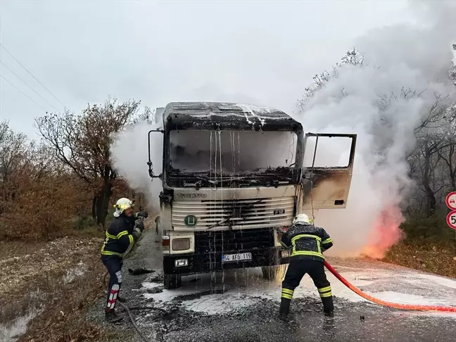 Kırklareli Vize'de Saman Yüklü Tırda Çıkan Yangın Söndürüldü
