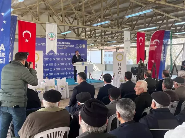 Harmancık'ta Çiftçilere Ceviz Fidanı ve Korunga Tohumu Dağıtıldı