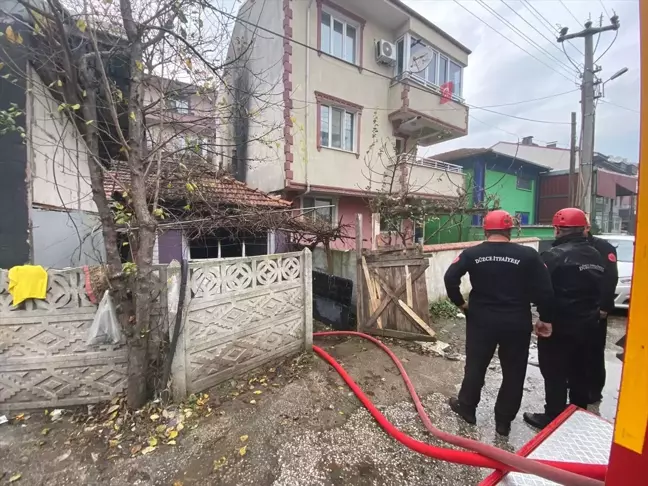 Düzce'de tek katlı ev yangında kullanılamaz hale geldi