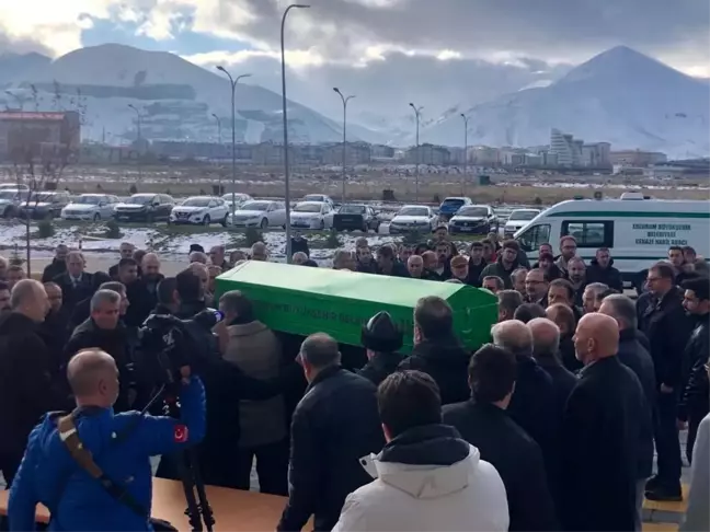 Atatürk Üniversitesi'nde Kalp Krizi Sonucu Hayatını Kaybeden Öğretim Üyesi İçin Tören Düzenlendi