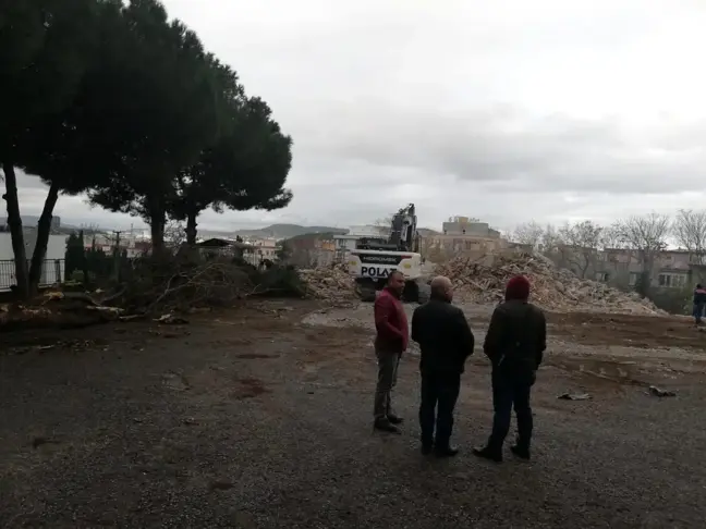 İzmir'de 55 yıllık okul deprem yönetmeliğine uygun hale getirilmesi amacıyla yıkıldı