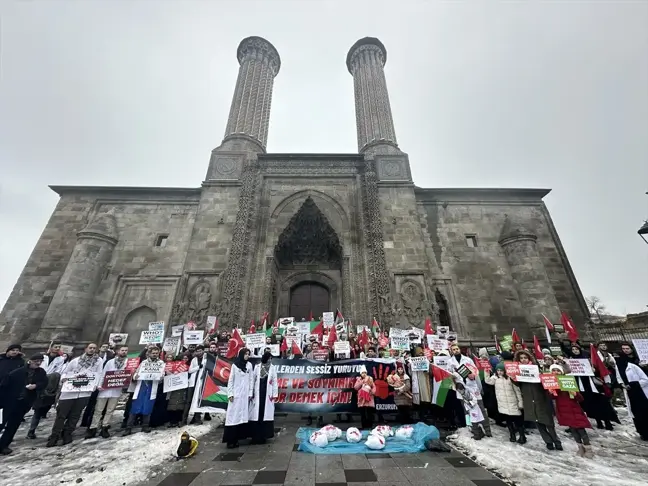 Erzurum'da Doktorlar İsrail'in Gazze'ye Saldırılarını Protesto Etti