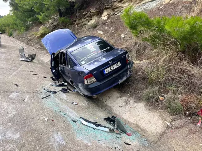 Antalya'da otomobil şarampole devrildi: 3 yaralı