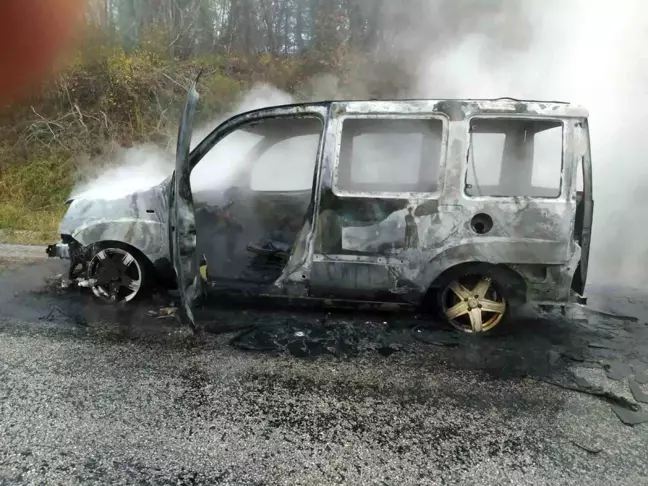 Kastamonu'da seyir halindeki araç alevlere teslim oldu