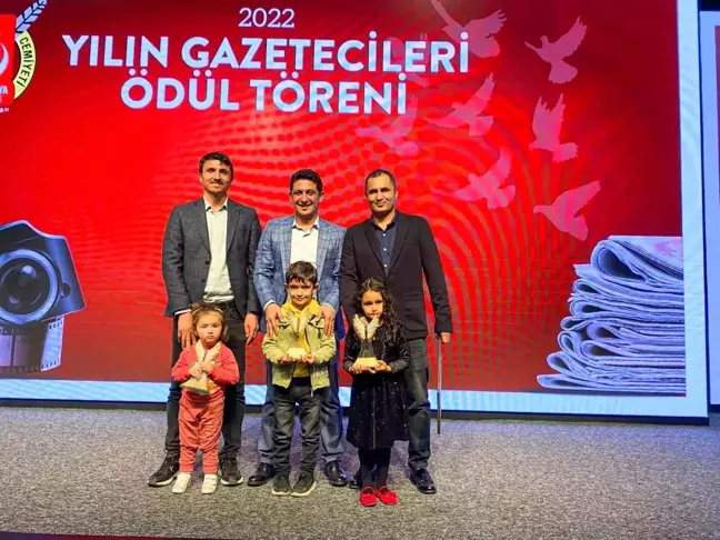 İhlas Haber Ajansı Muhabirleri AGC'nin 2022 Yılın Gazetecileri Ödül Töreni'nde ödüllerini aldı
