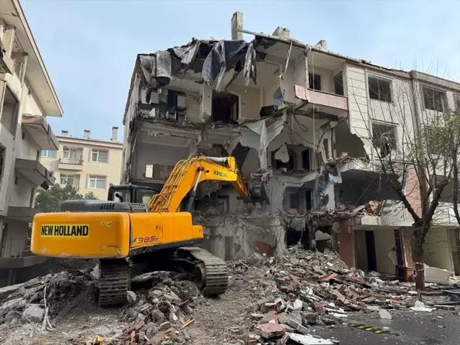 Küçükçekmece'de Kentsel Dönüşüm Kapsamında 5 Binanın Yıkımına Başlandı