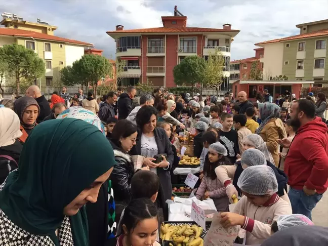 Edremit'te öğrenciler tarafından temsili pazar kuruldu