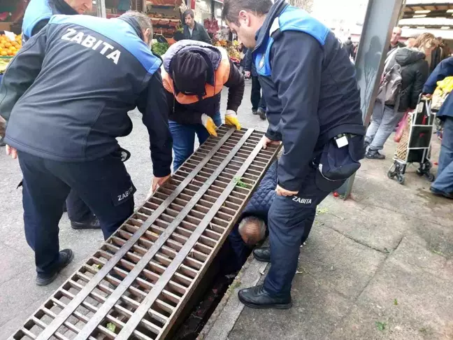 Yaşlı Adamın İşitme Cihazını Mazgaldan Kurtaran Belediye Ekipleri