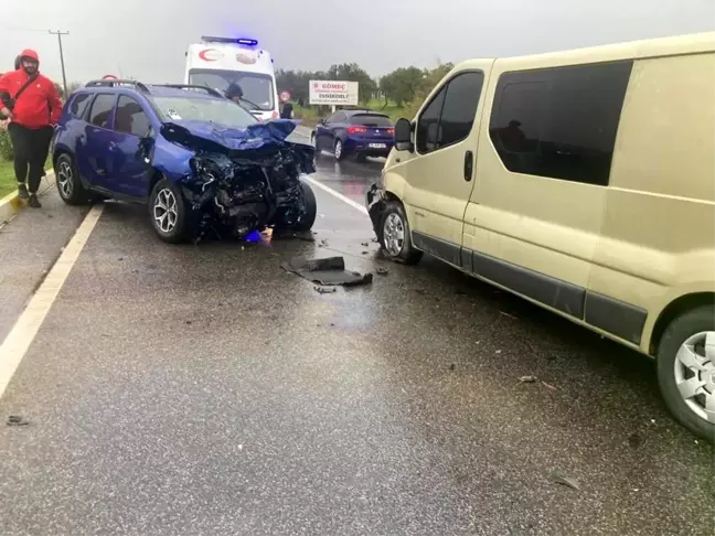 Ayvalık'ta Zincirleme Trafik Kazası: 2'si Ağır, 8 Yaralı