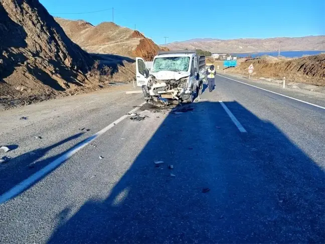 Elazığ'da pikabın kamyona çarpması sonucu 3 kişi yaralandı